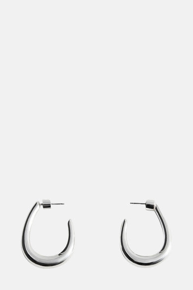 Twee zilveren oorringen.
