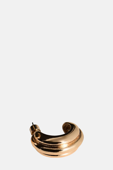 Gouden oorring van MANGO, met een gedraaid design en een glanzende afwerking.
