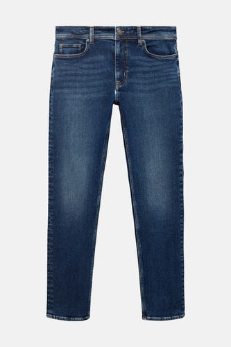 Blauwe slim fit jeans van MANGO, met een klassieke denim textuur en subtiele wassing.
