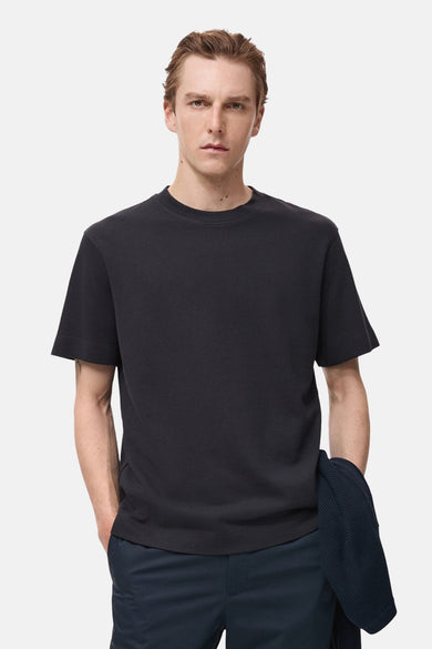 T-shirt bleu à manches courtes de MANGO, design uni et coupe décontractée.