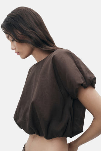 Bruine blouse met korte mouwen van MANGO, cropped, met geplooid detail en losse pasvorm.
