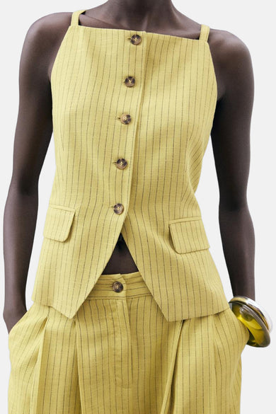 Blouse verte vert sans manches MANGO, avec des rayures verticales, une fermeture à boutons et des poches, associée à un pantalon coordonné.