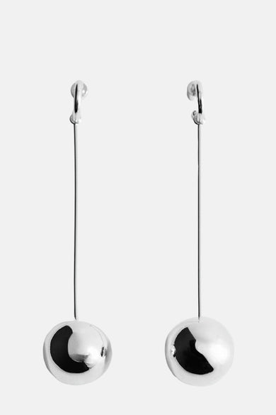 Boucles d'oreilles en argent de MANGO avec une longue, fine tige et une boule ronde en argent comme pendante.