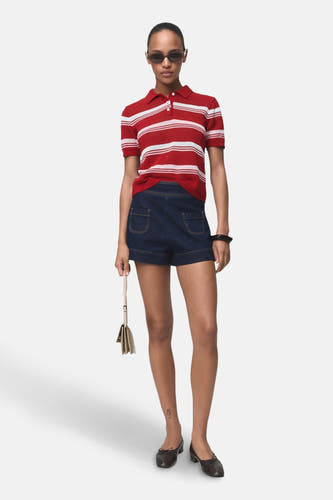 Sweat-shirt multicolore à col rond de MANGO, avec des rayures horizontales, associé à des shorts en denim bleu marine et des chaussures marron.