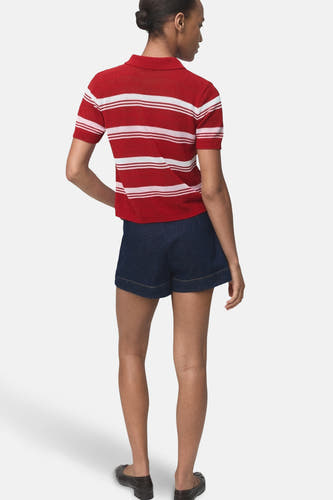 Sweat-shirt multicolore avec col rond de MANGO, vu de derrière, avec des rayures rouges et blanches, associé à des shorts bleus marine et des chaussures noires.
