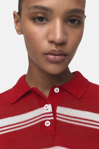 Sweat-shirt multicolore à col rond de MANGO, avec un design rayé rouge et des boutons blancs.