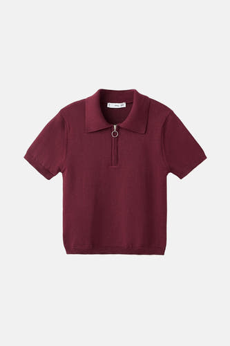 Bordeaux trui met ronde hals van MANGO, met korte mouwen en een korte ritssluiting.
