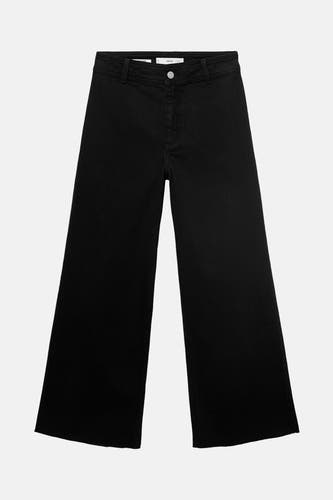 Jean noir large de MANGO, uni et simple sans ornements, sur un fond blanc.