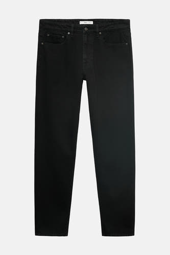 Jean droit noir de MANGO, avec poches et fermeture à glissière.
