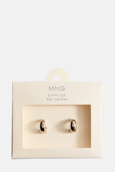 Gouden oorringen van MANGO, gepresenteerd in een vierkante verpakking.
