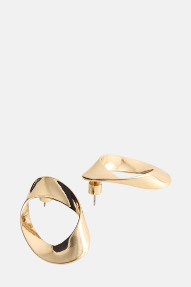 Gouden oorringen van MANGO, met een gedraaid, open design en een reflecterend oppervlak.