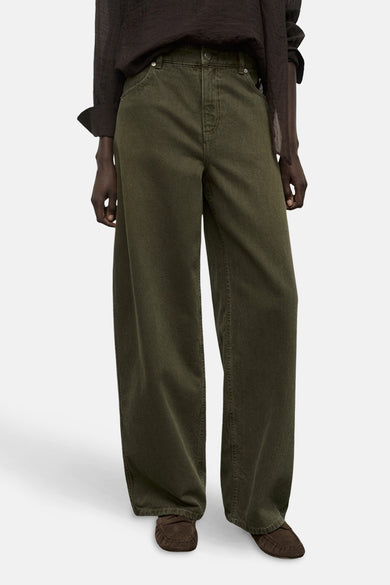 Khaki gekleurde jeans van MANGO, met een wijde pijp en gecombineerd met bruine schoenen en een bruine blouse.
