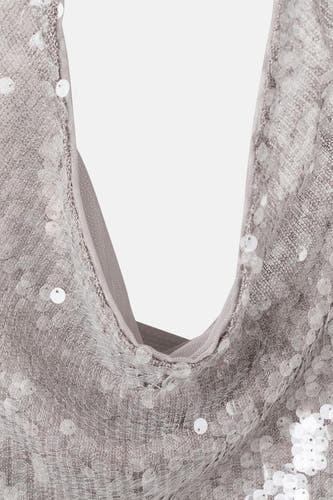 Zilverkleurige blouse zonder mouwen van MANGO, met pailletten en een fijne geweven textuur, close-up.
