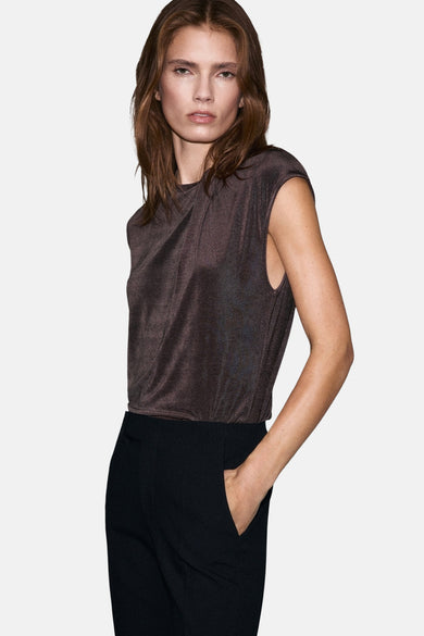Bruine blouse met korte mouwen van MANGO, met een glanzende stof en gecombineerd met een zwarte pantalon.

