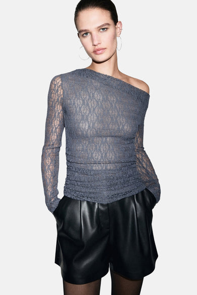 Grijze blouse met lange mouwen van MANGO, met een kanten textuur en gedrapeerd model.