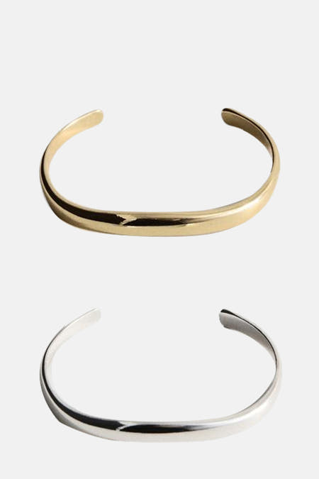 Gouden armband van MANGO, met een minimalistisch design en gepolijste afwerking.