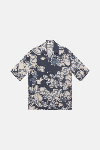 Chemise bleue à manches courtes de MANGO, avec un motif floral en tons bleus et beiges.