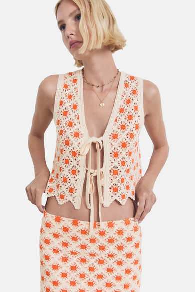 Multikleurige mouwloze blouse van MANGO met gehaakt bloempatroon en touwtjesluiting.
