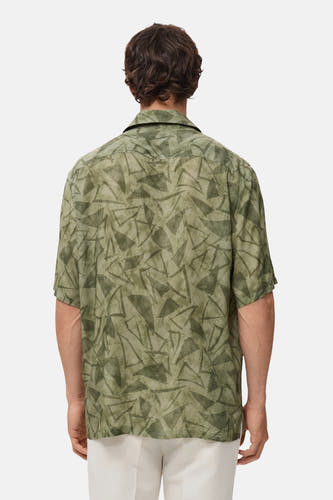 Chemise verte à manches courtes de MANGO, avec un motif triangulaire abstrait sur toute la chemise.