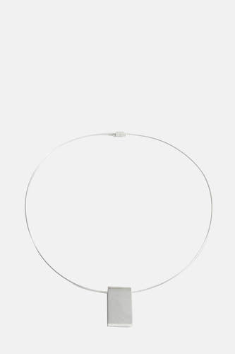 Korte zilveren halsketting van MANGO, met vierkante hanger.
