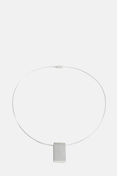 Courte chaîne d'argent de MANGO, avec un pendentif carré.