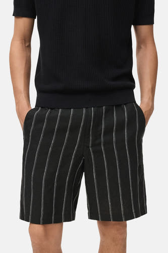 Zwarte short van MANGO met krijtstrepen en steekzakken.