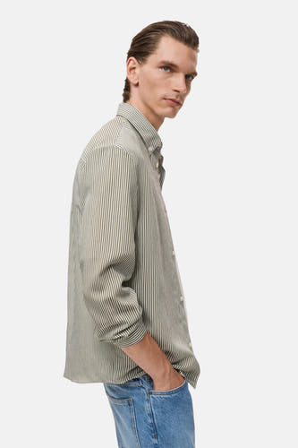 Kaki gestreept overhemd met lange mouwen van MANGO, gedragen met een blauwe jeans, zij aanzicht.
