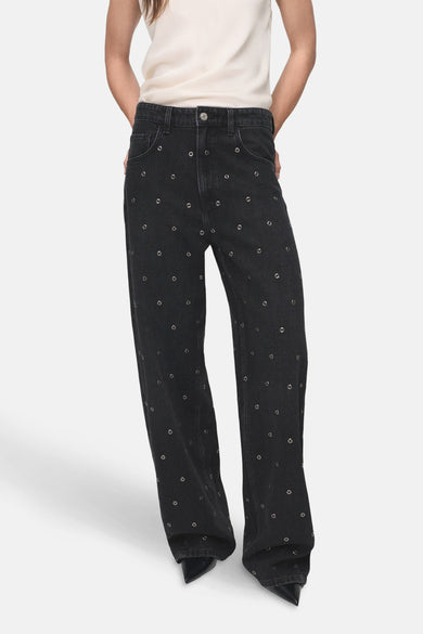 Donkergrijze denim jeans met wijde pijpen van MANGO, met decoratieve metalen oogjes.
