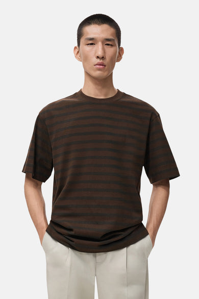 T-shirt rayé marron avec manches courtes de MANGO, porté avec un pantalon beige.