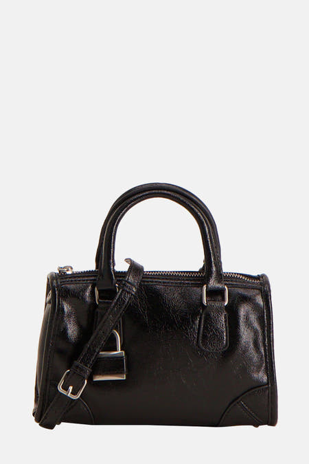 Sac à main noir de MANGO avec des détails argentés et une bandoulière ajustable avec boucle.