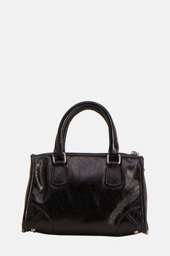 Zwarte handtas met korte handvatten.
