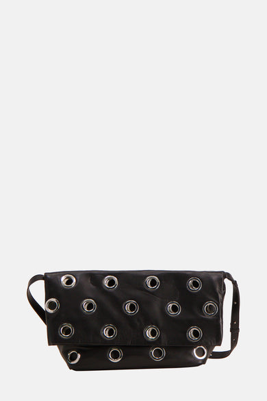 Sac à main noir de MANGO, orné d'yeux métalliques, avec une longue bandoulière.