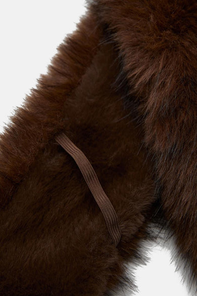 Bruine wintersjaal van MANGO, met een zachte, harige textuur en een elastische band.
