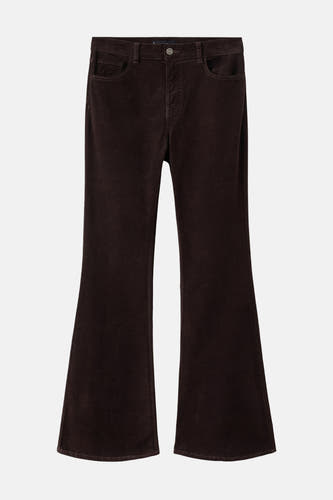 Bruine broek van MANGO, met een uitlopende pijp en zakken aan de voorkant, tegen een witte achtergrond.
