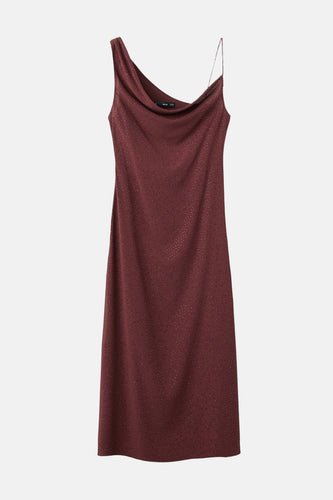 Bordeaux kleedje met lange mouwen van MANGO, met een one-shoulder halslijn en subtiele stippen.
