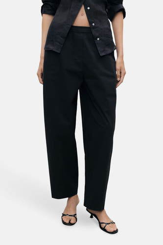 Zwarte broek van MANGO, met wijde pijpen en een elastische tailleband.
