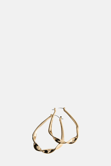 Gouden oorringen van MANGO, met gedraaide details en een elegante uitstraling.