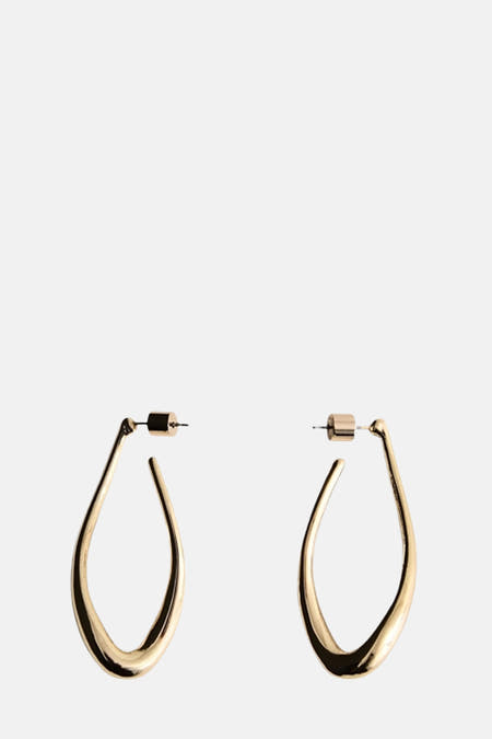 Boucles d'oreilles en or de MANGO, design en forme de goutte avec une finition lisse et brillante et fermoirs.