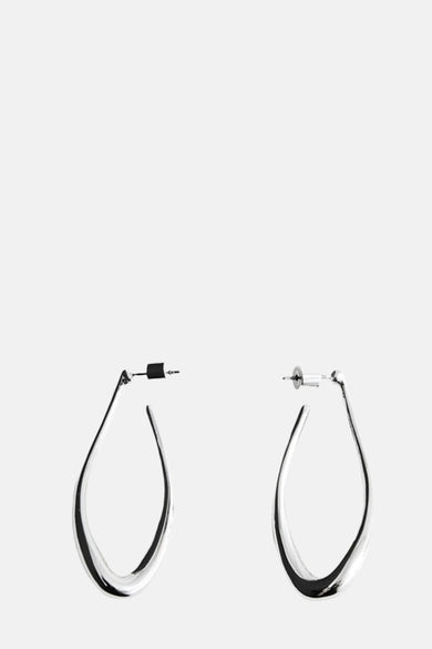 Boucles d'oreilles en argent de MANGO, avec un design ouvert, goutte d'eau et des fermoirs visibles.