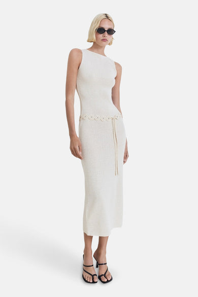 Mouwloze beige jurk van MANGO, met gehaakte riem en zwarte sandalen.