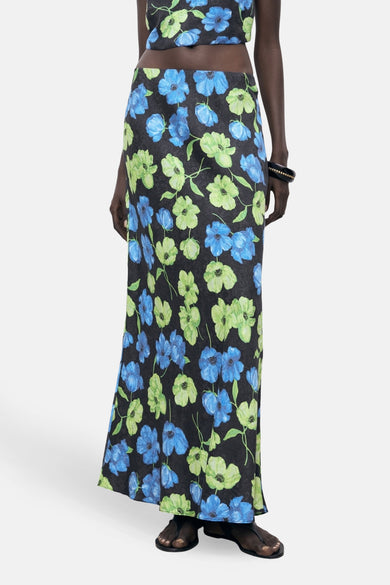Multicolor lange rok van MANGO, met een bloemmotief in blauw en groen, en een zwarte achtergrond.