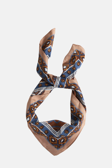 Multikleurige zomersjaal van MANGO met een decoratief patroon in blauw-, bruin- en zandtinten.