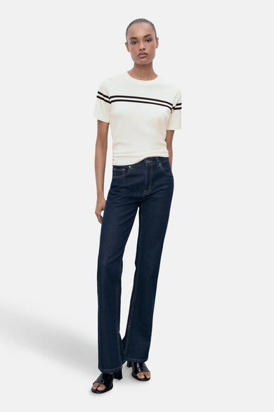 T-shirt blanc à manches courtes de MANGO, avec des rayures noires sur la poitrine.