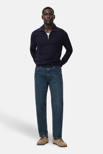 Jean manteau MANGO, porté avec des jeans et des chaussures en cuir suédé.