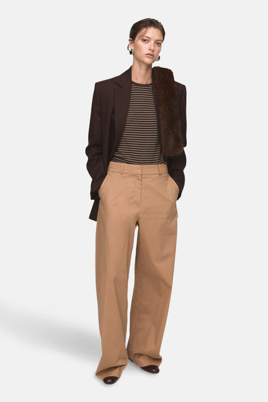 T-shirt marron à manches courtes de MANGO, avec des rayures horizontales combiné à un blazer marron et un pantalon large.