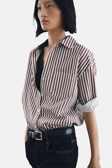Chemise multicolore à manches longues de MANGO, rayée, avec poche poitrine et portée avec un pantalon noir à cece.