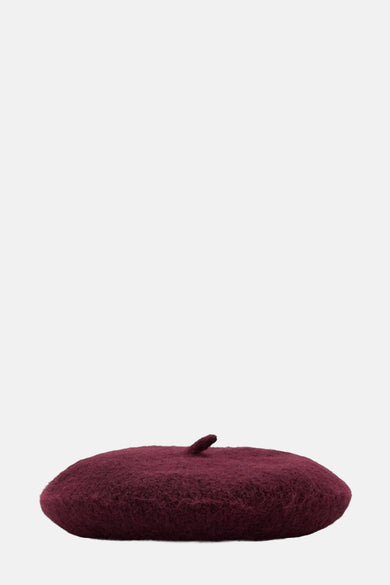 Rode muts van MANGO, met een wollige textuur.
