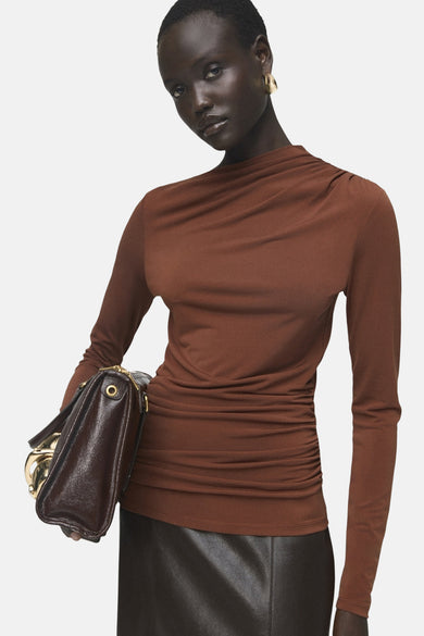 T-shirt marron à manches longues de MANGO, avec un détail drapé et une poche en cuir marron.
