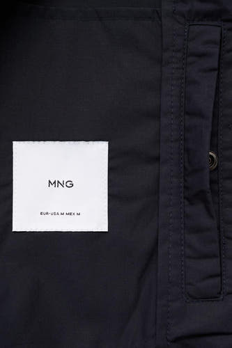 Blauwe korte jas van MANGO met merklabel en zakdetail.
