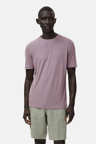 Paars T-shirt met korte mouwen van MANGO, gedragen met groene linnen shorts.
